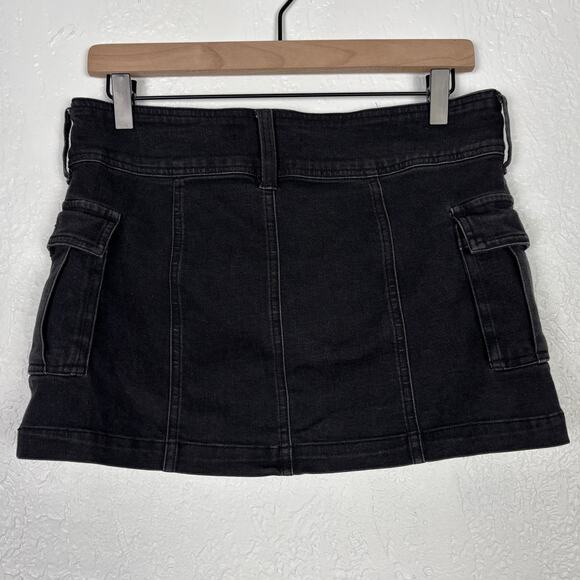 Urban Outfitters Black Denim Cargo Mini Skirt Size Medium - Picture 2 of 4